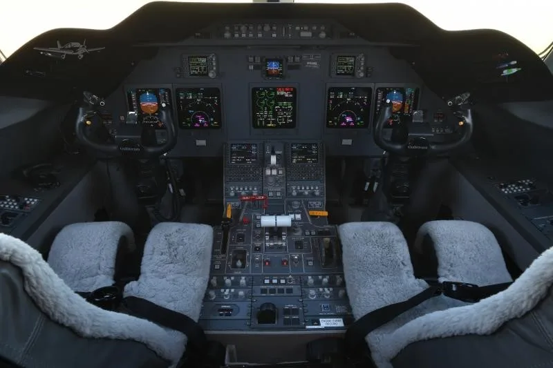 Cockpit and instrument panel of a 2009 GULFSTREAM G200.