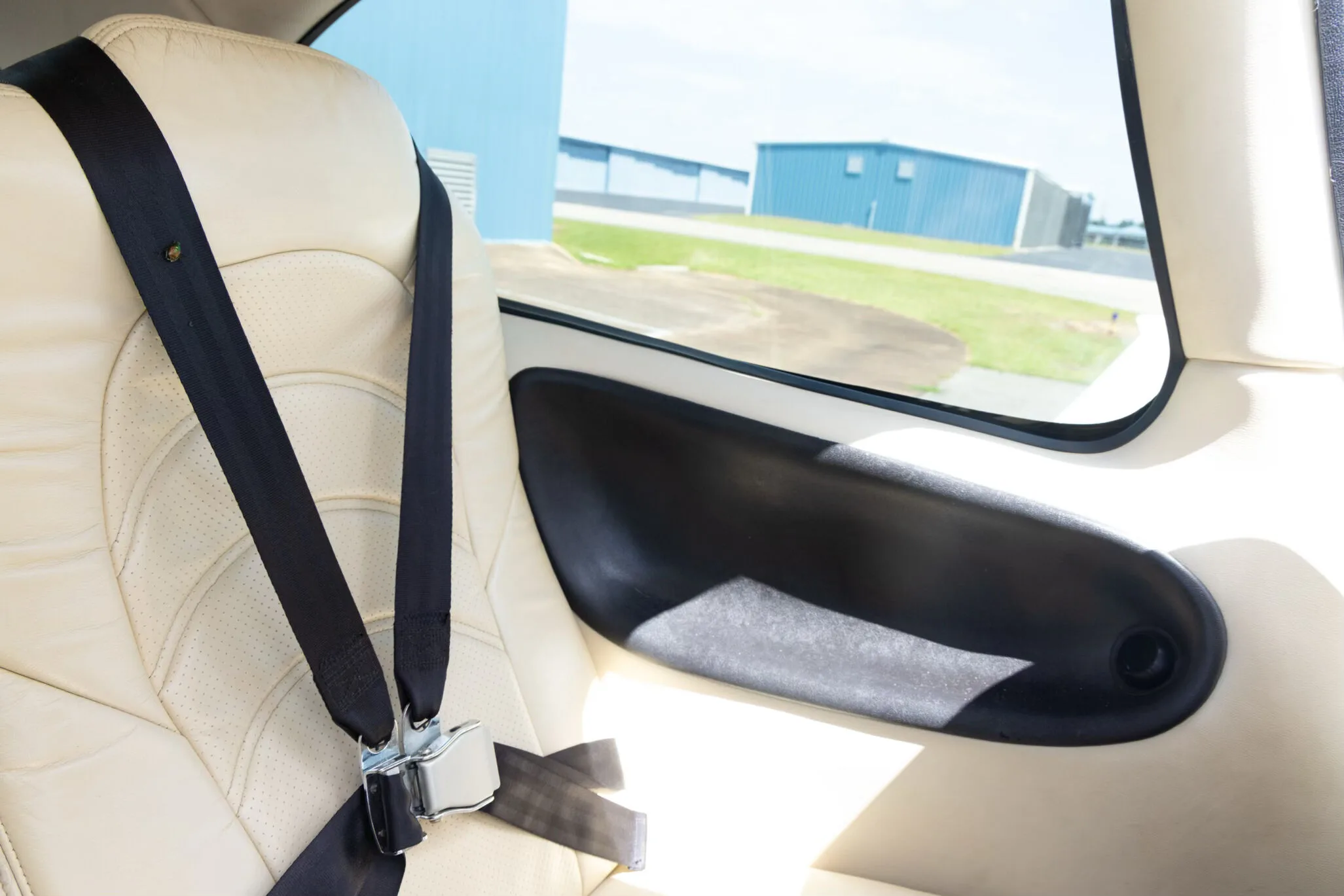 Cabin interior of a 2007 Cirrus SR22-G2 GTS.