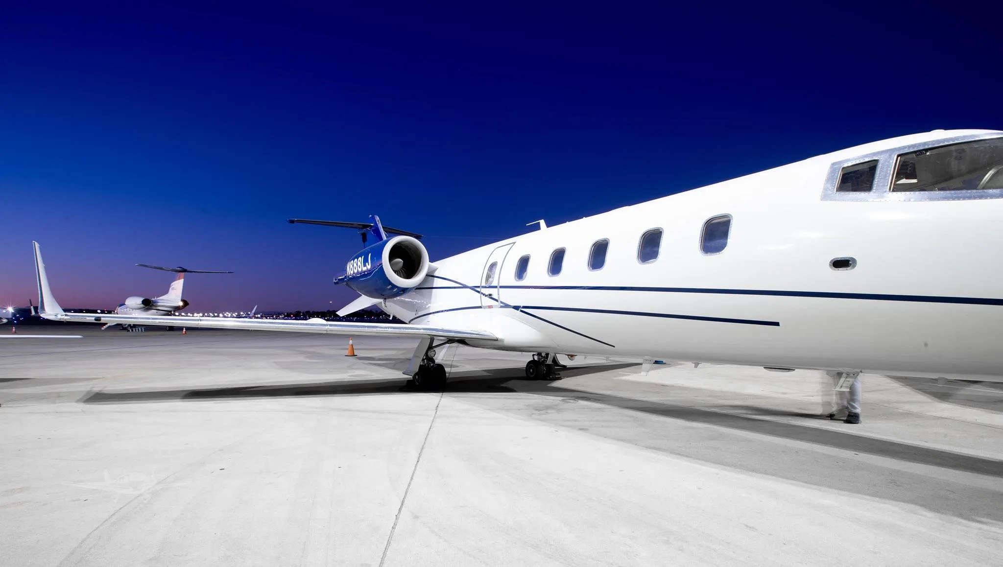 Exterior view of a 2001 LEARJET 60, N888LJ.