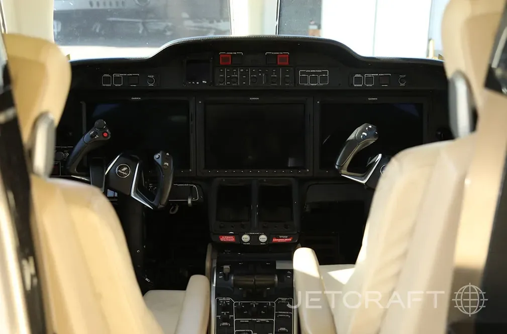Cockpit and instrument panel of a 2018 HondaJet HA-420.