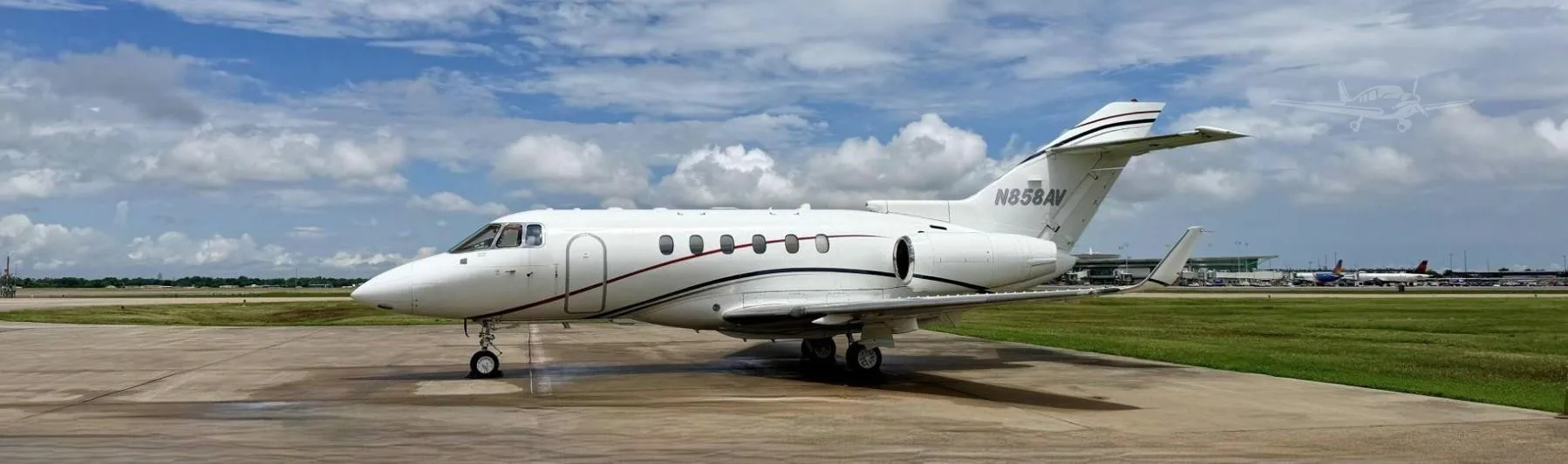 Exterior view of a 2005 HAWKER 800XPI, N858AV.
