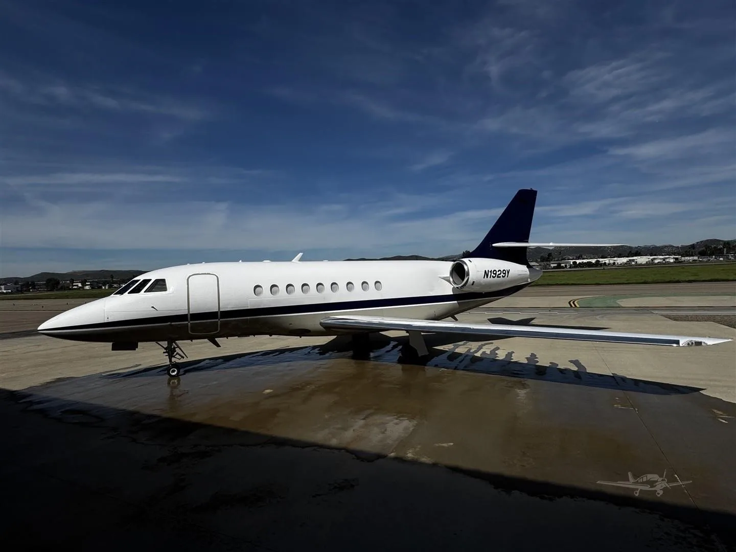 Exterior view of a 1999 DASSAULT FALCON 2000, N1929Y.