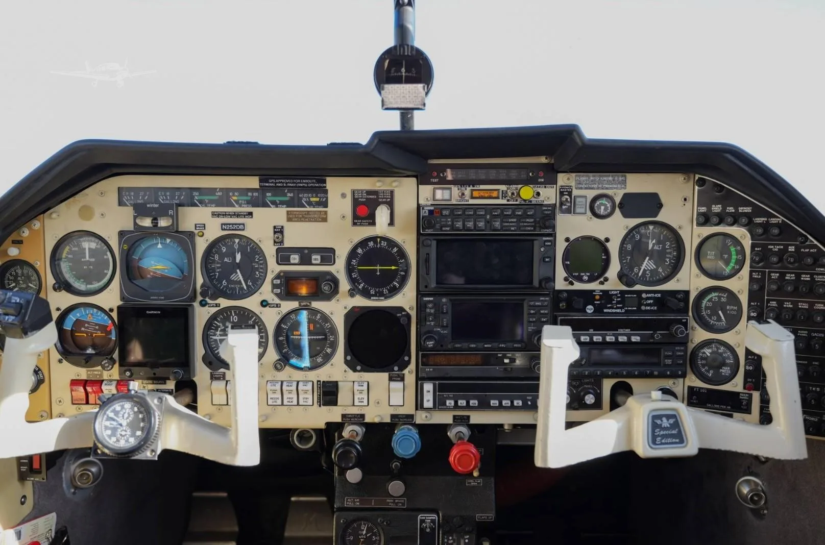 Cockpit and instrument panel of a 1989 MOONEY M20K 252TSE.