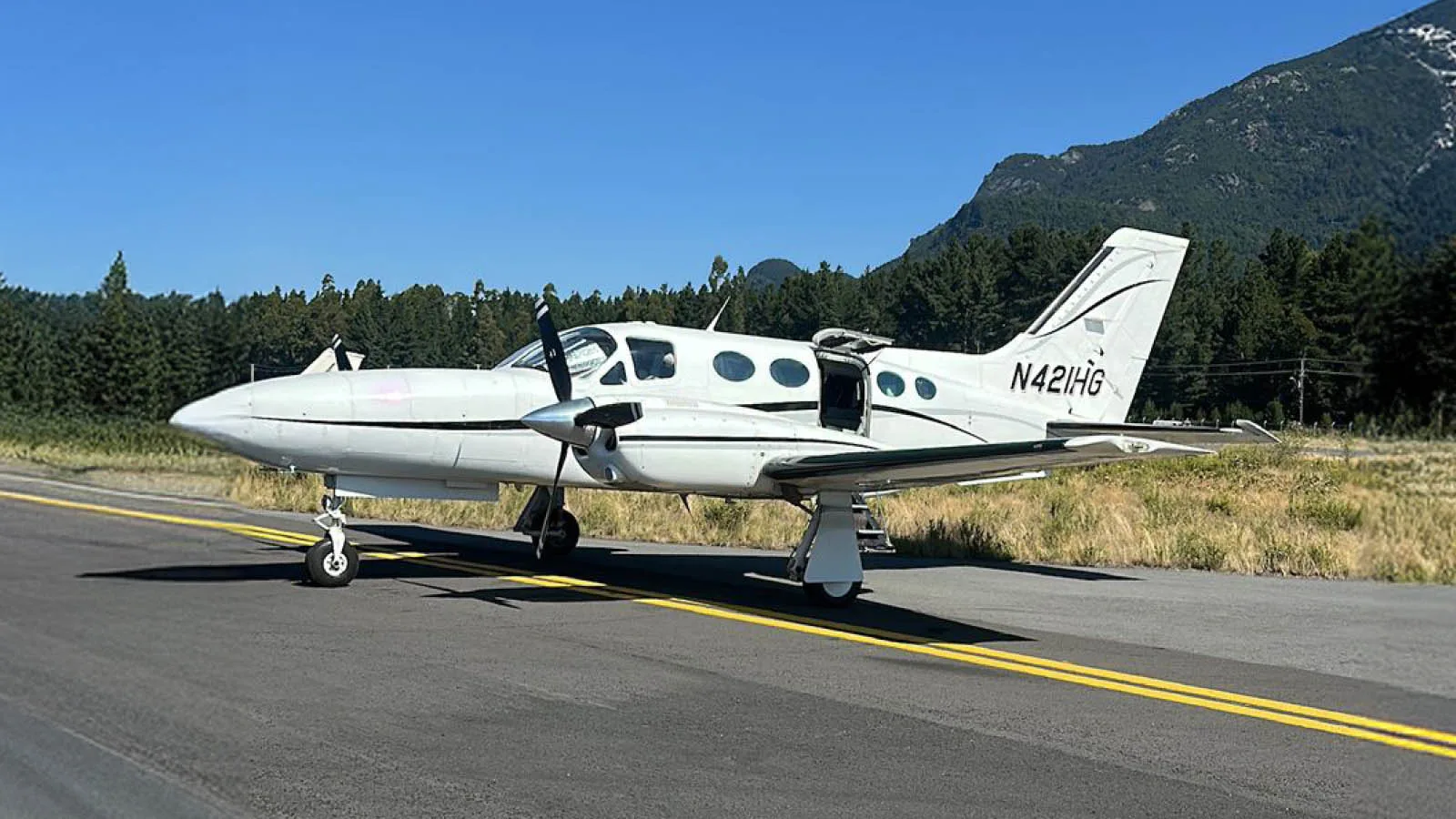 Exterior view of a 1980 Cessna 421C, N421HG.
