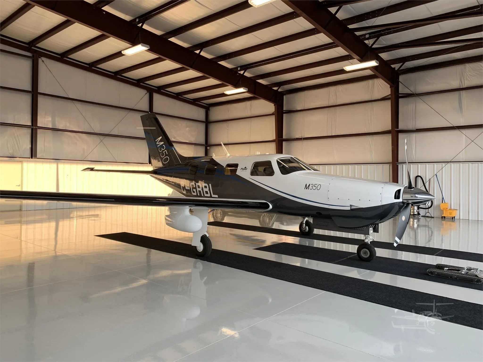 Exterior view of a 2021 PIPER M350, F-HNAL.