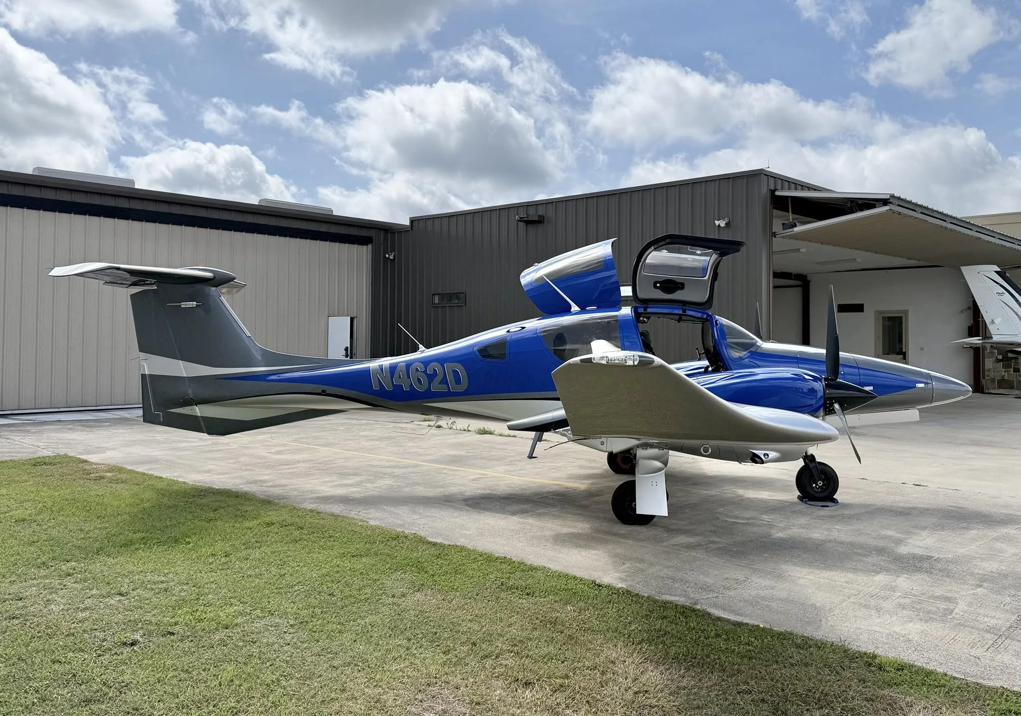 Exterior view of a 2022 DIAMOND DA62, N462D.