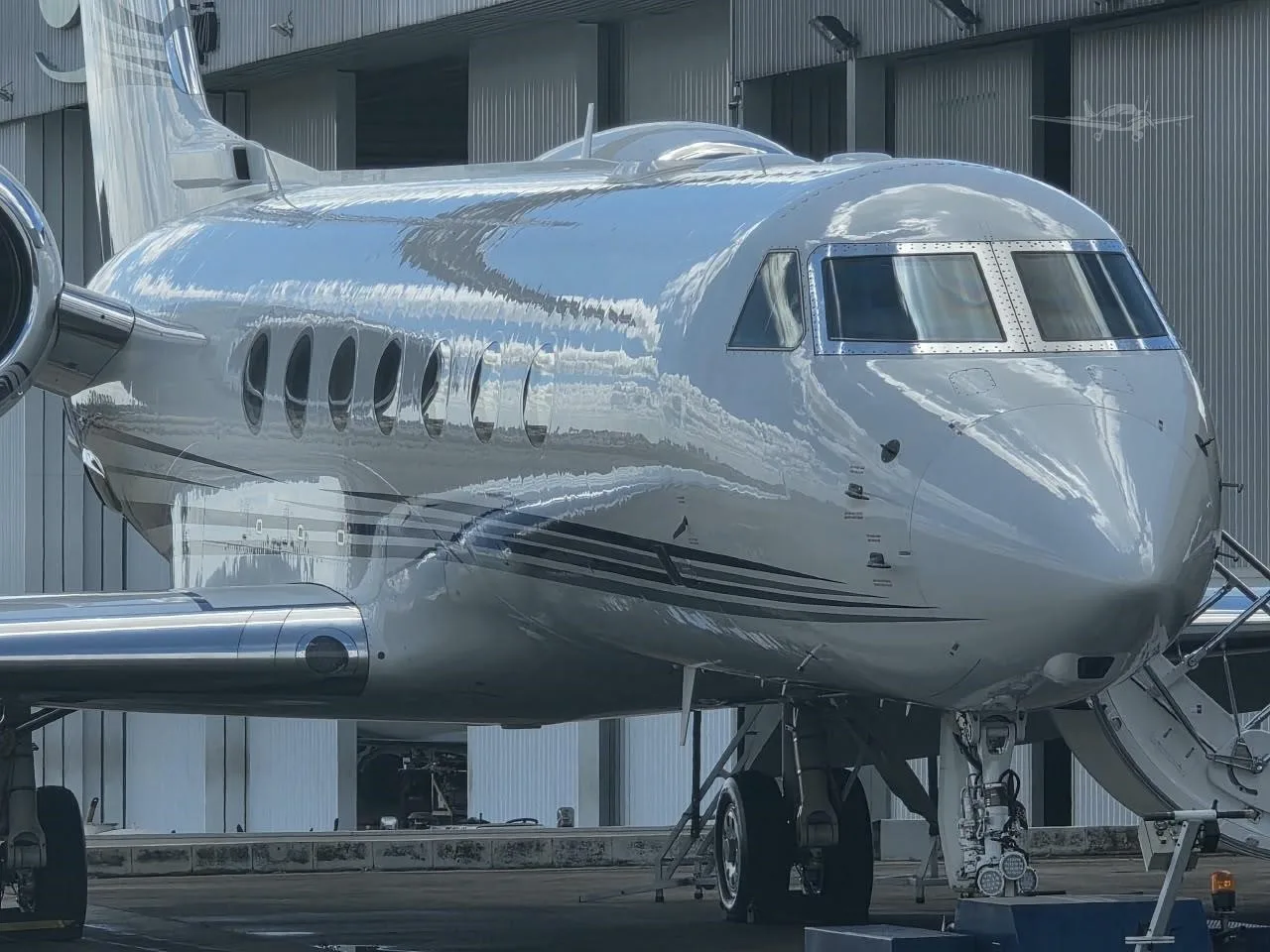 Exterior view of a 2011 GULFSTREAM G550.