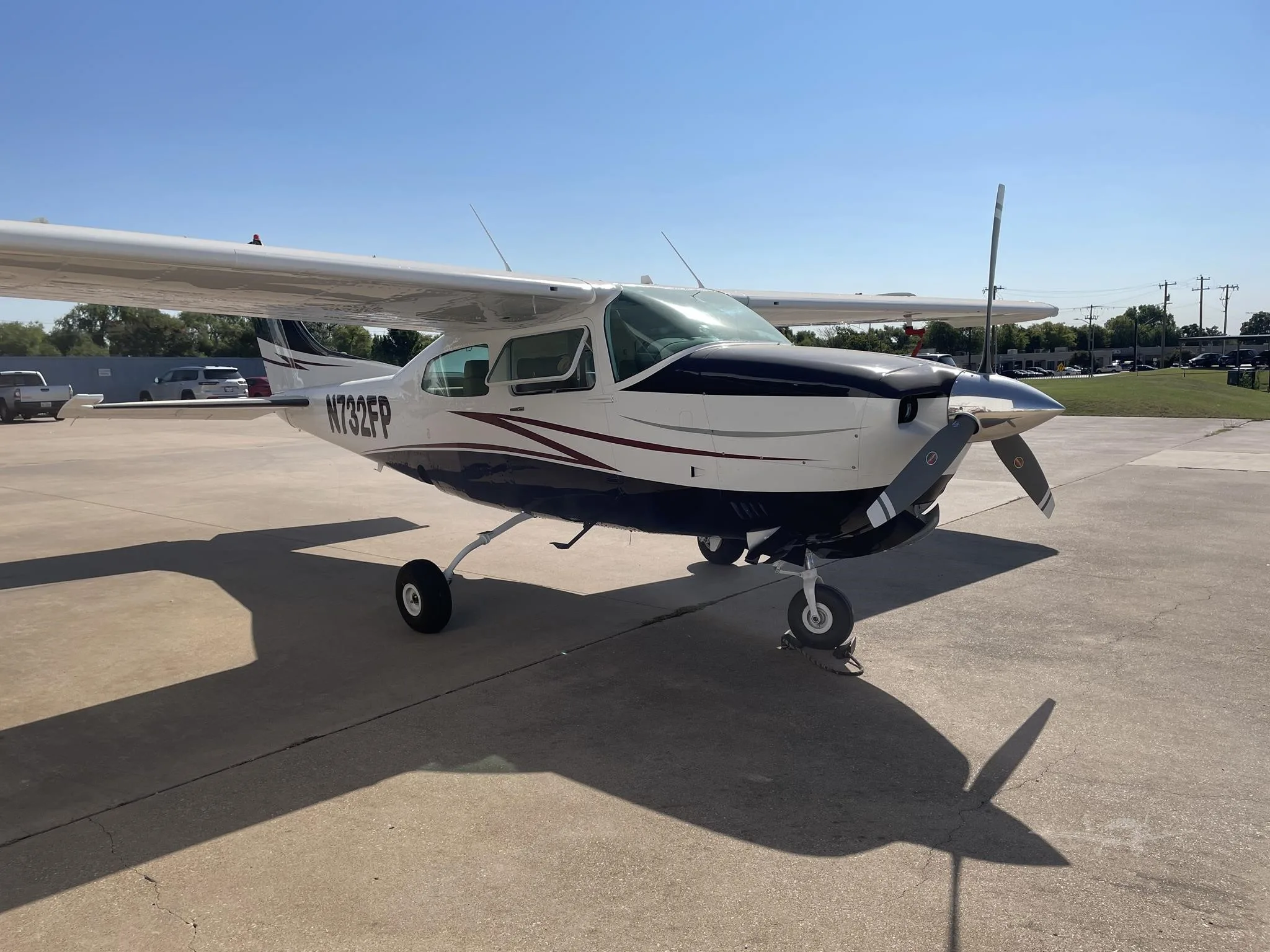 Exterior view of a 1976 CESSNA 210L, N732FP.