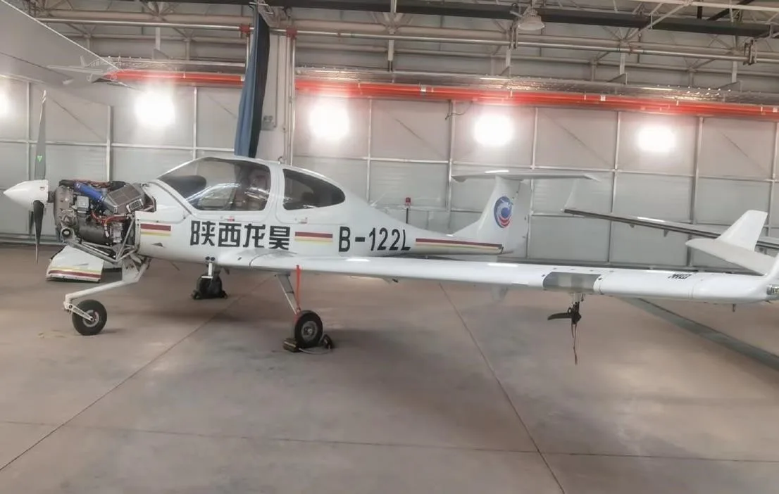 Exterior view of a 2020 DIAMOND DA40 NG, B-122L.