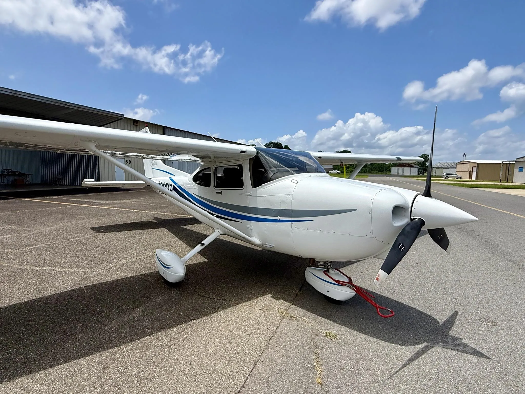 Exterior view of a 1999 CESSNA 182S SKYLANE, N86RP.
