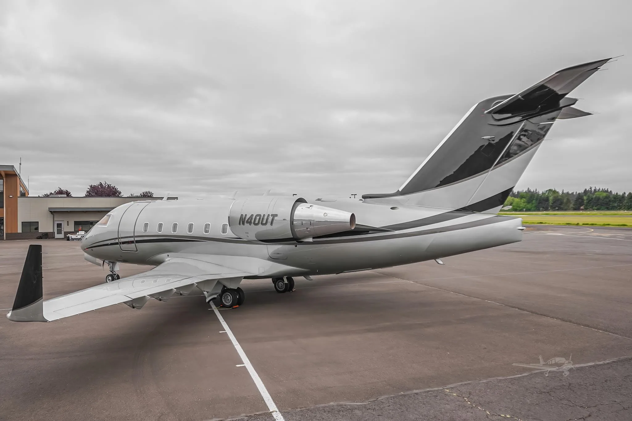 Exterior view of a 1993 BOMBARDIER CHALLENGER 601-3A/ER, N40UT.