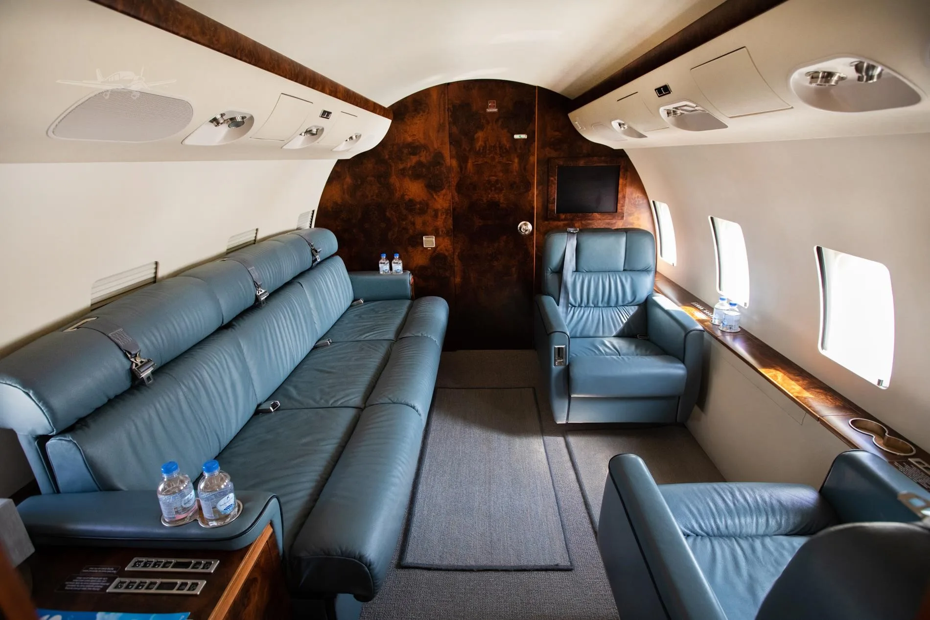 Cabin interior of a 2008 BOMBARDIER CHALLENGER 850ER.