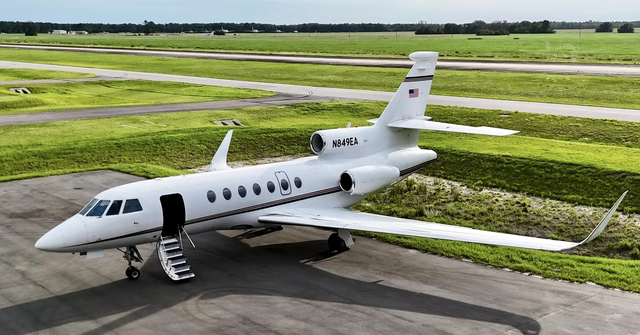 Exterior view of a 1998 DASSAULT FALCON 50EX, N849EA.