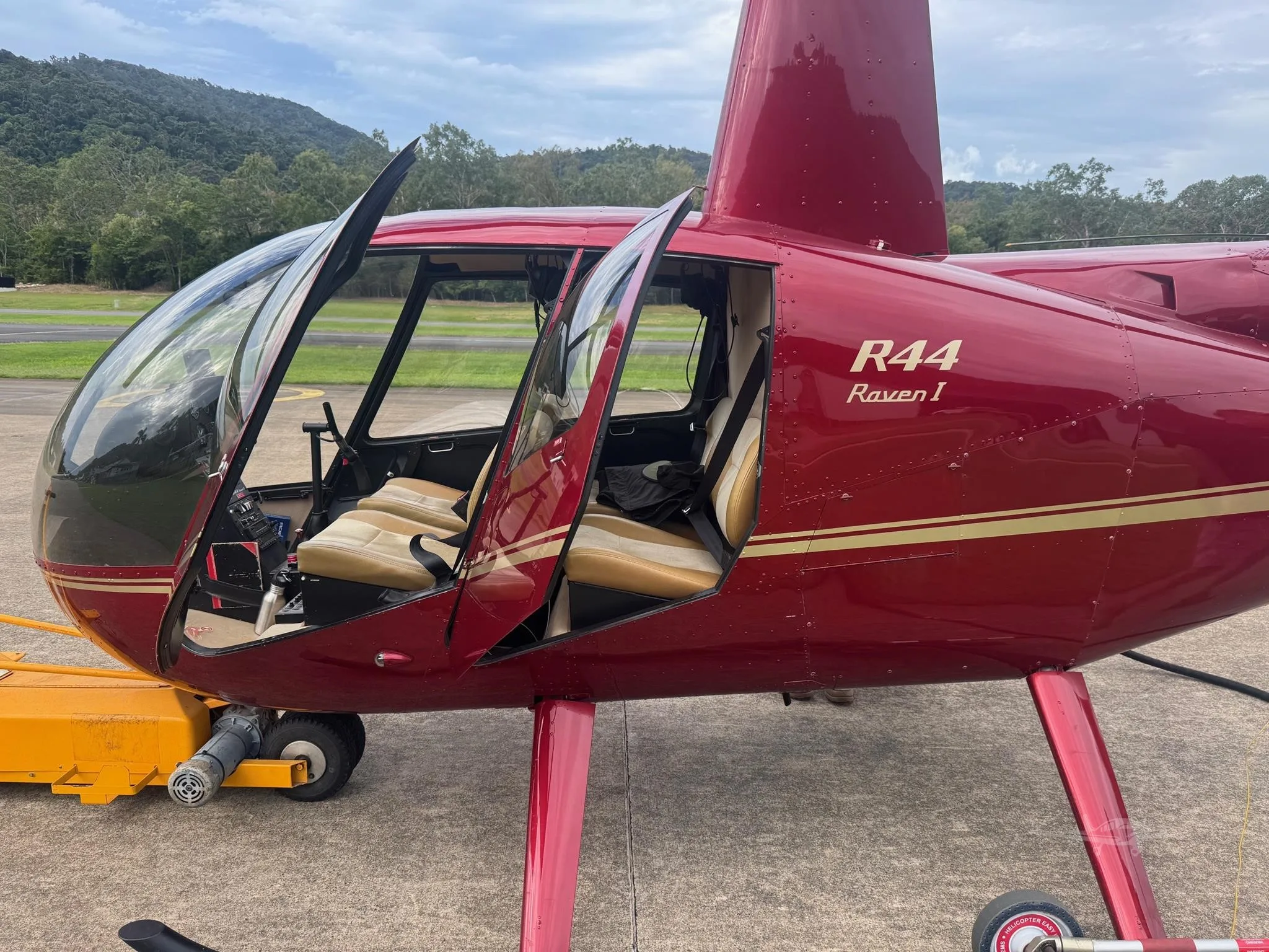 Exterior view of a 2017 ROBINSON R44 RAVEN I.