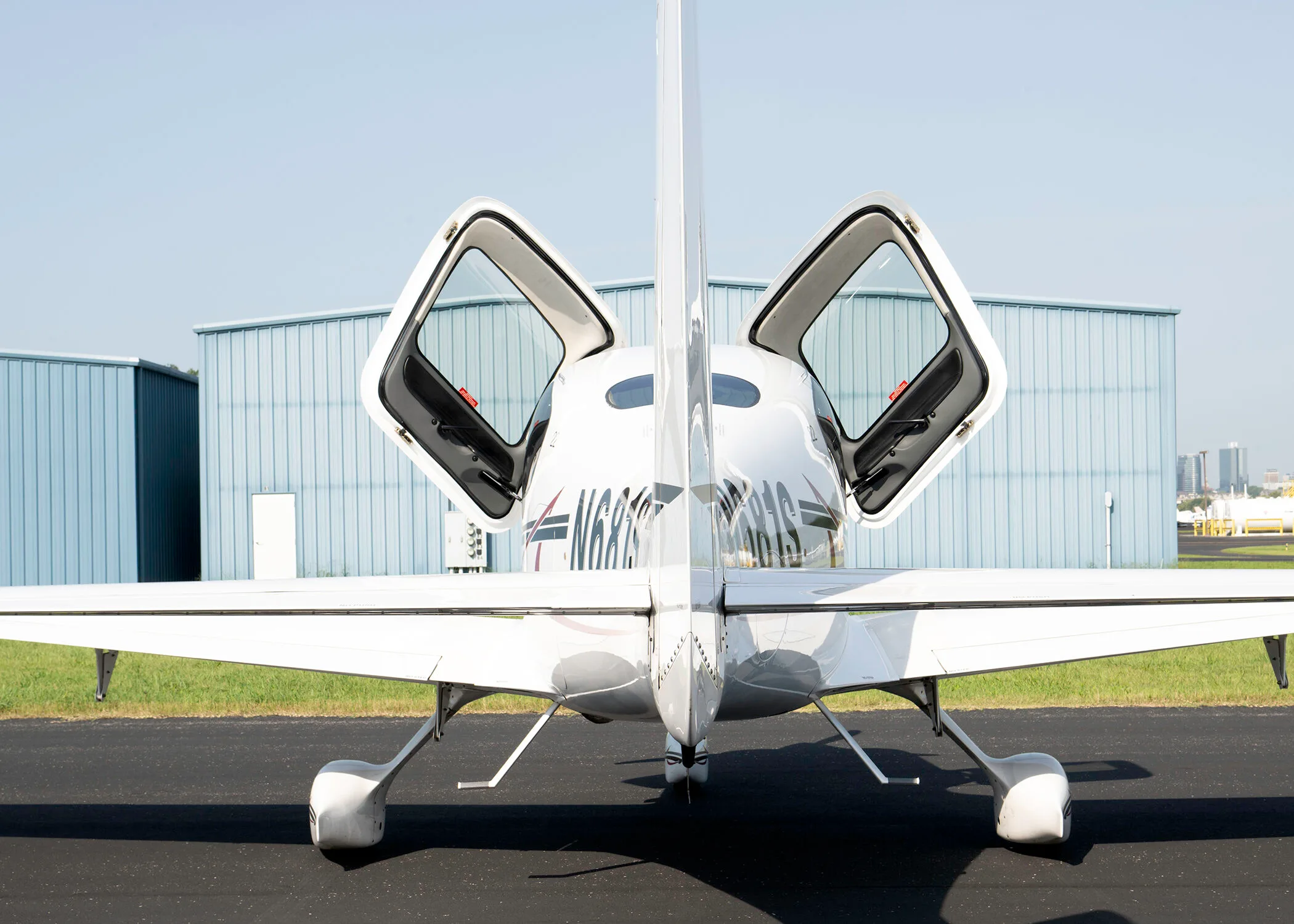 Cabin interior of a 2016 Cirrus SR22-G5.