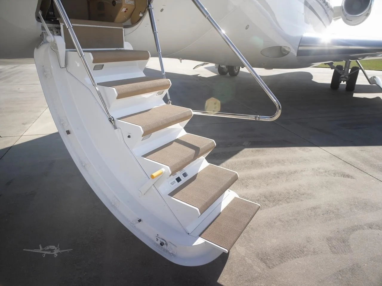 Exterior view of a 2009 DASSAULT FALCON 7X, N7X.