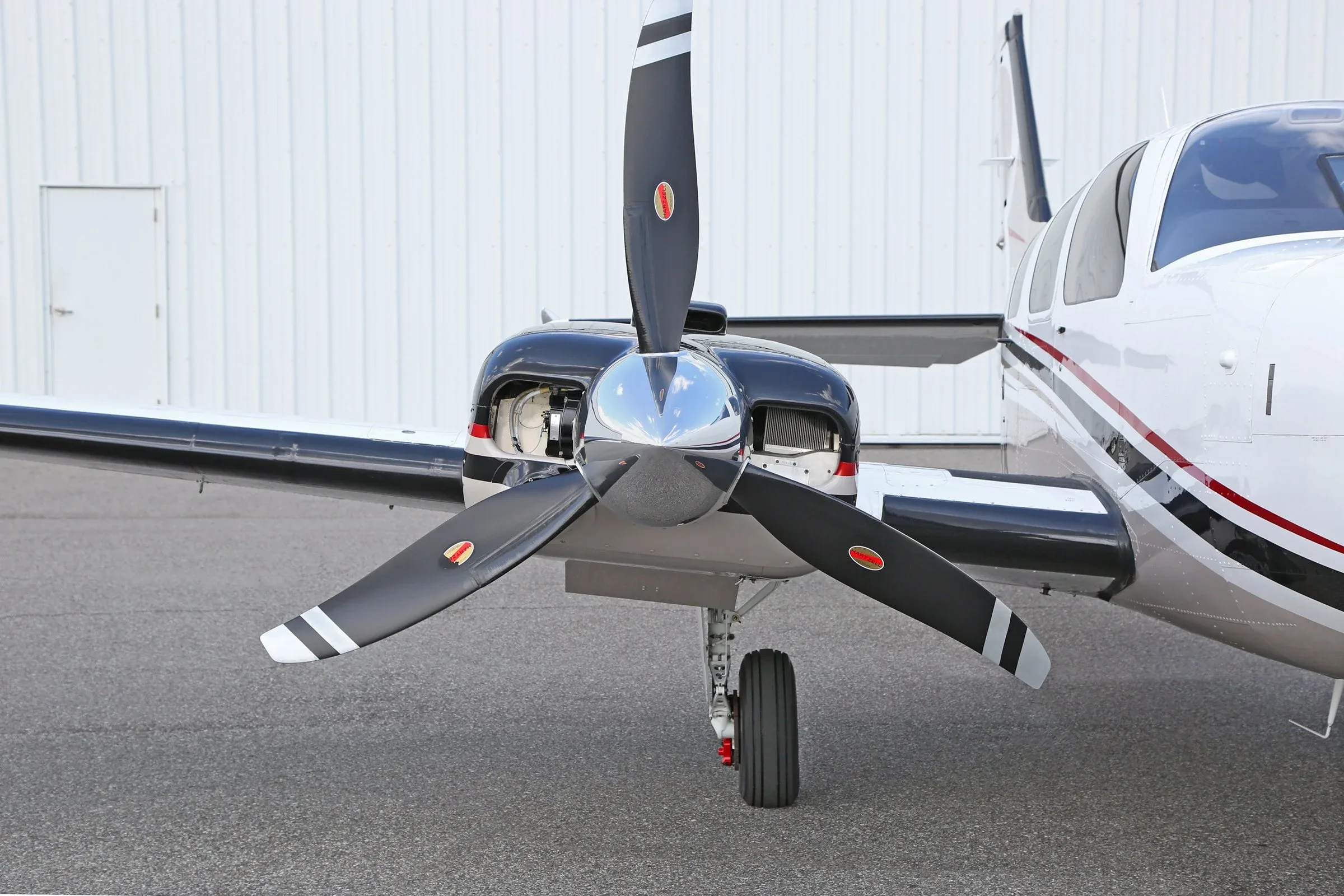 Exterior view of a 2014 Beech BARON, N206BK.