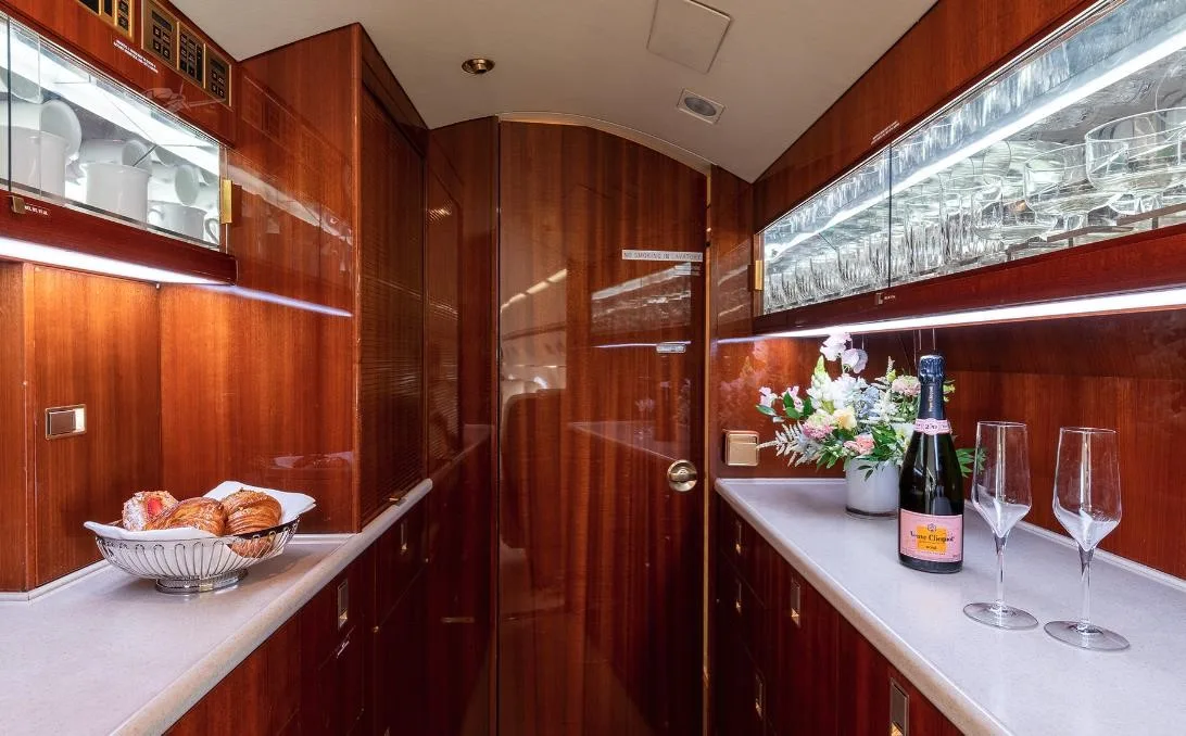 Cabin interior of a 1999 GULFSTREAM GIVSP.