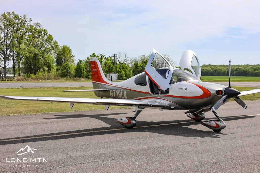 Exterior view of a 2003 Cirrus SR22, N719LM.