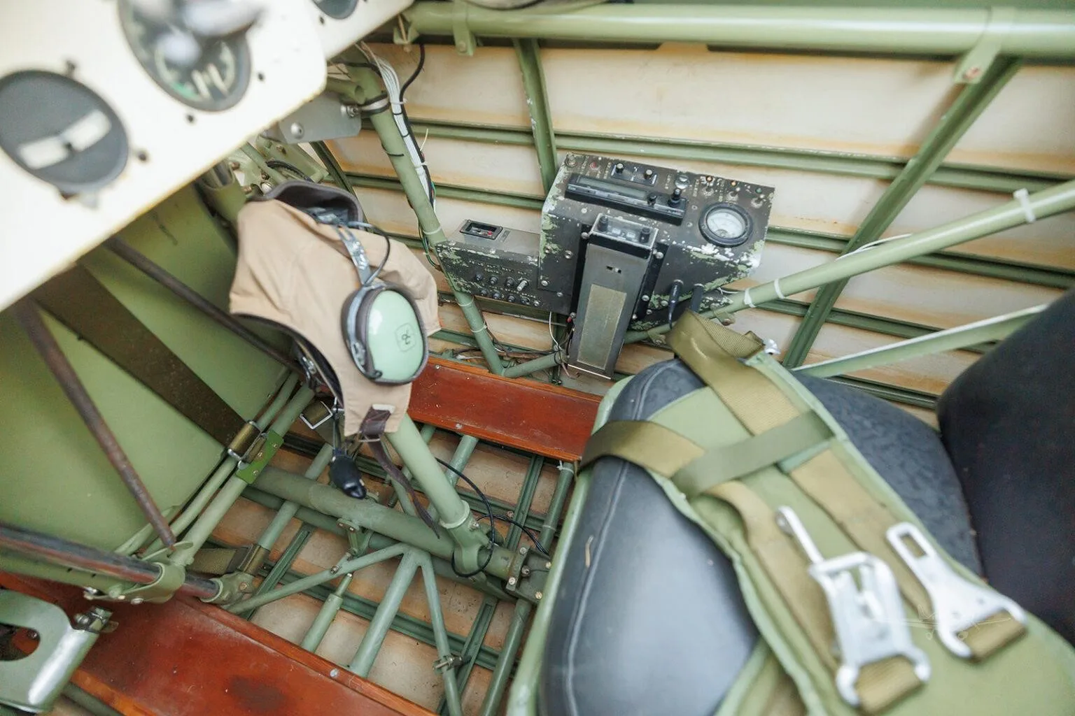Cockpit and instrument panel of a 1943 BOEING/STEARMAN PT-17 KAYDET.