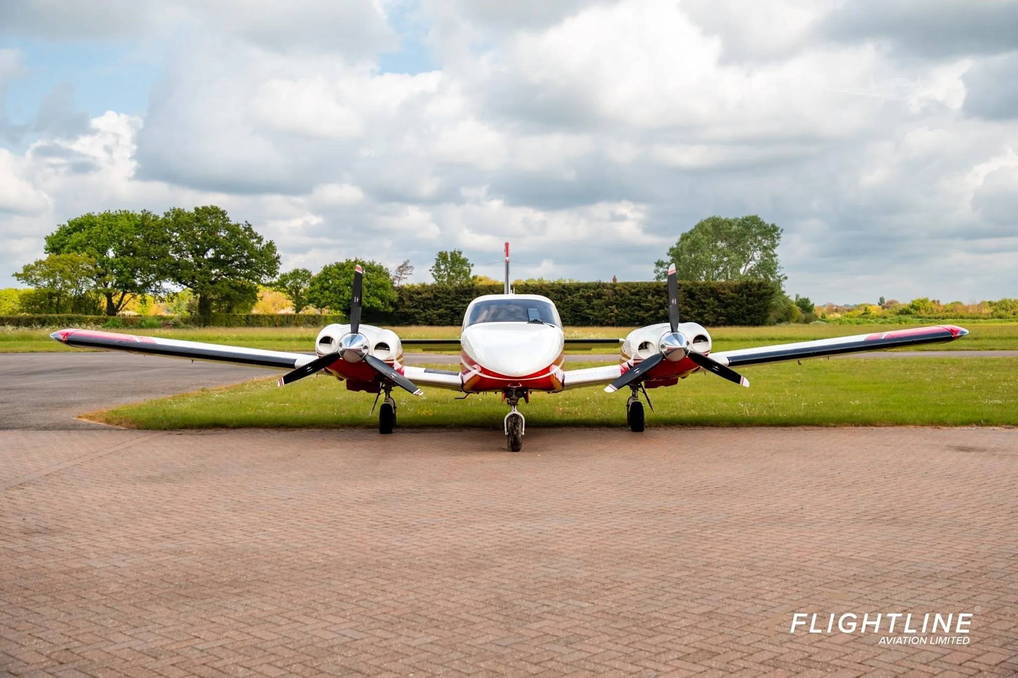 Exterior view of a 1998 PIPER SENECA V, N95D.