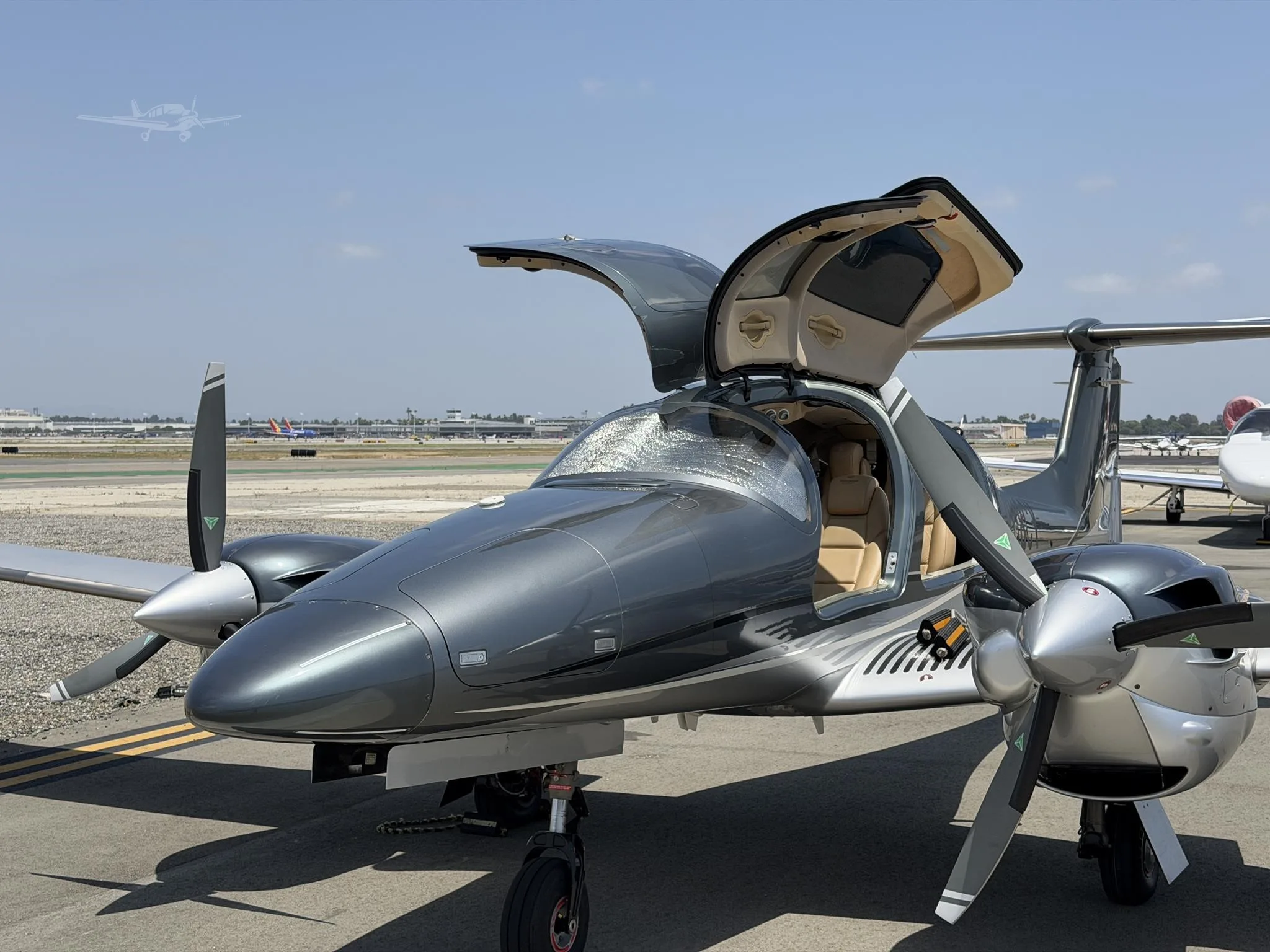 Exterior view of a 2016 DIAMOND DA62, N118CY.