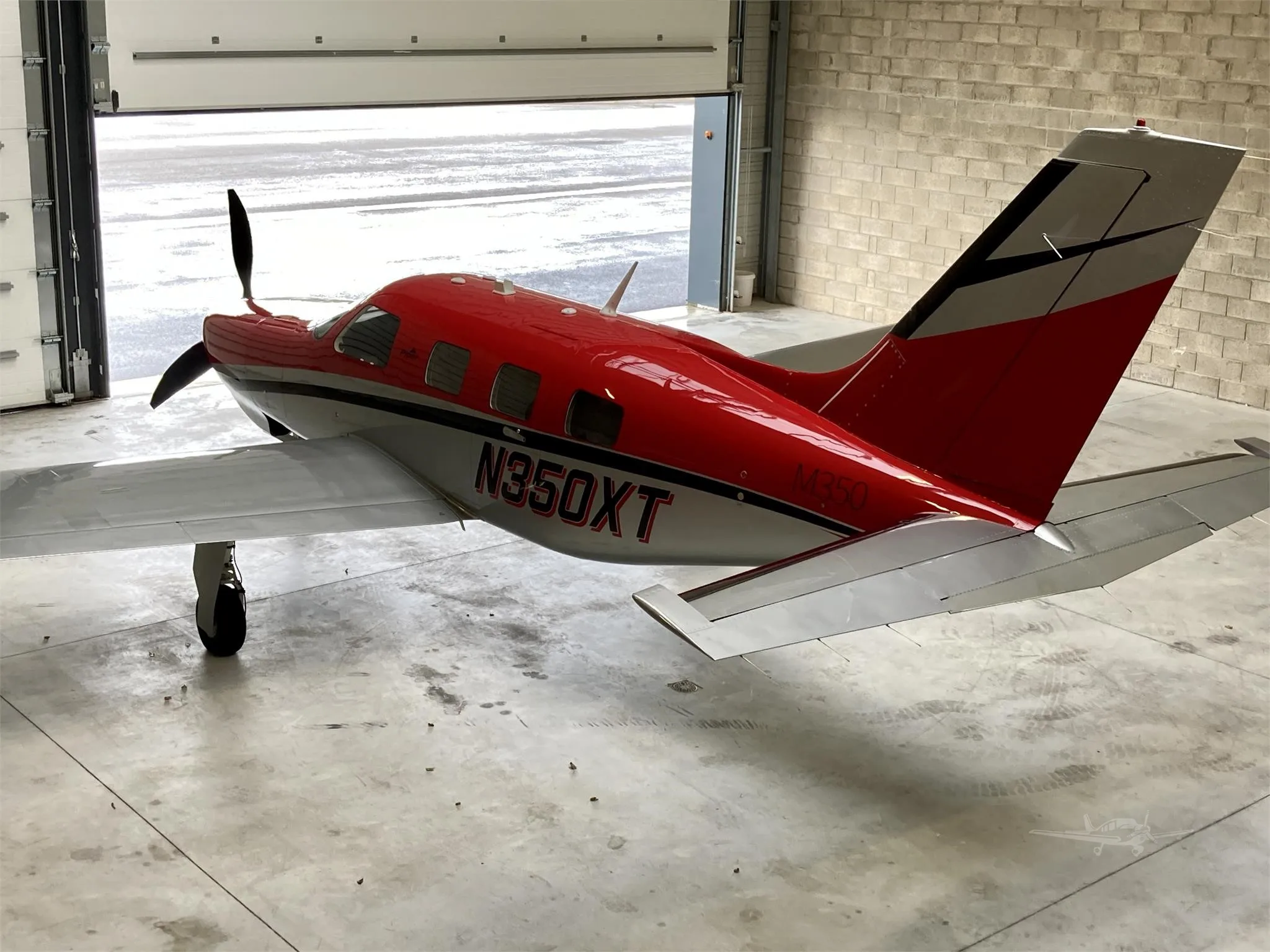 Exterior view of a 2016 PIPER M350, N350XT.