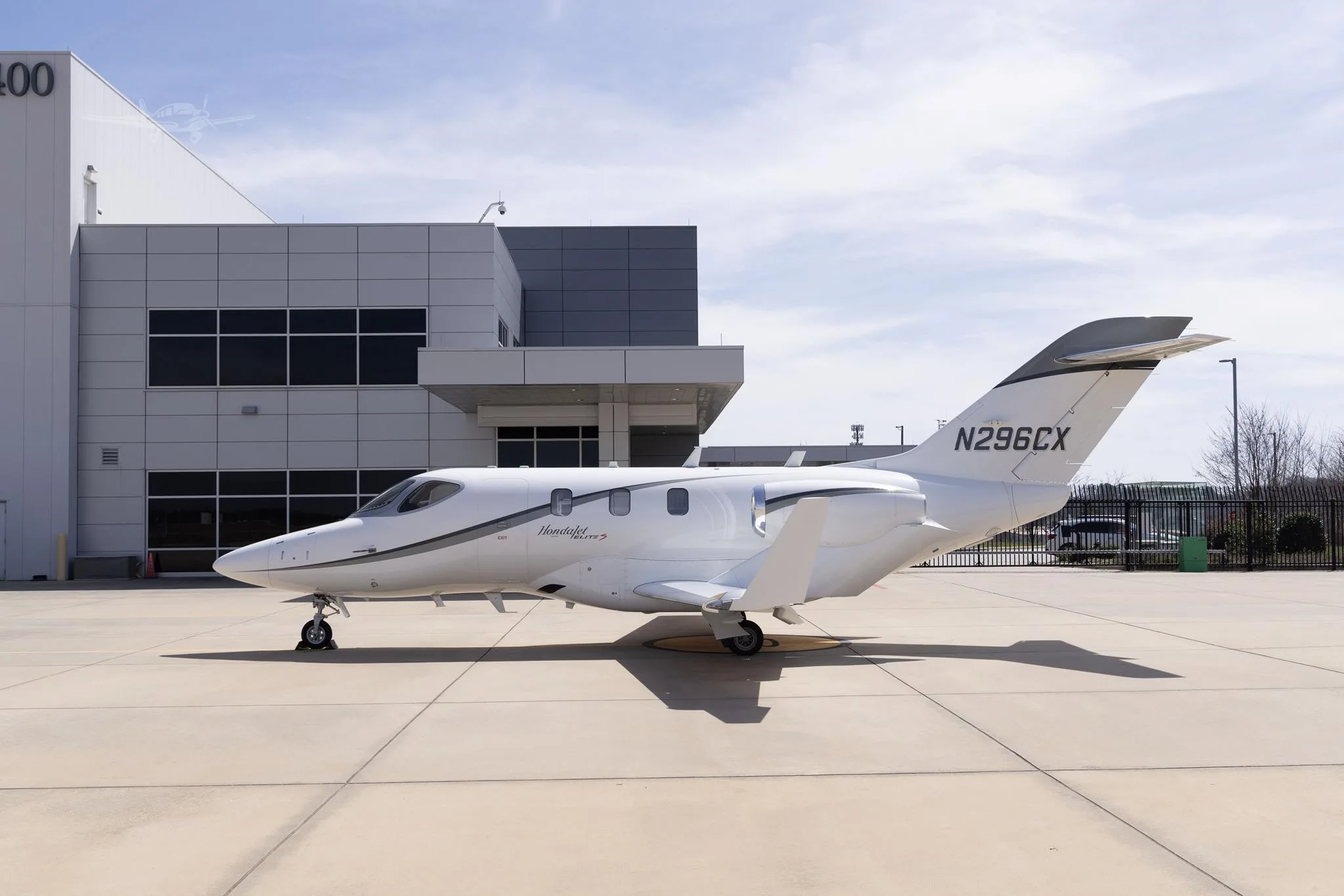 Exterior view of a 2022 HONDA JET ELITE S, N296CX.