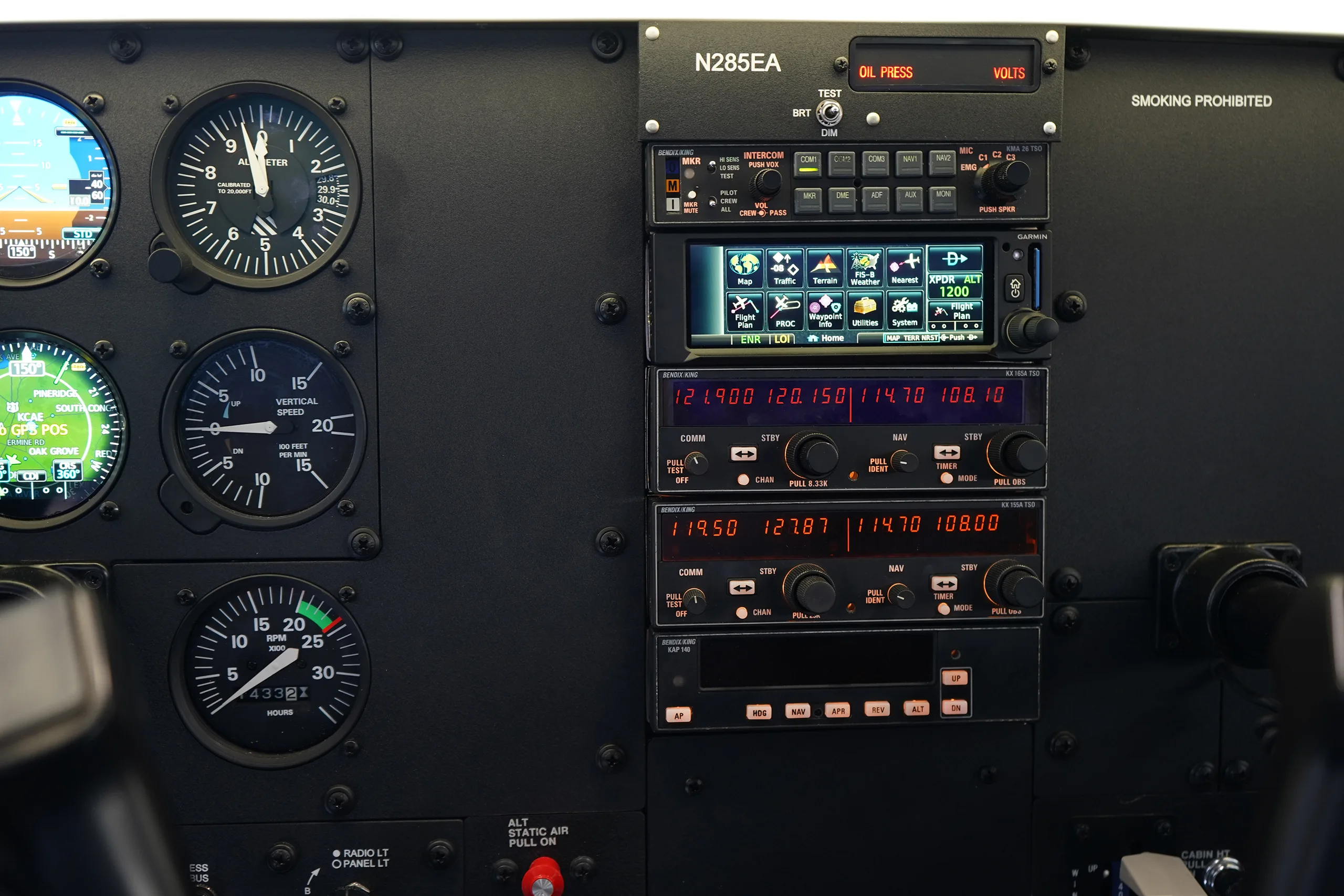 Avionics suite of a 1999 Cessna 182S SKYLANE.