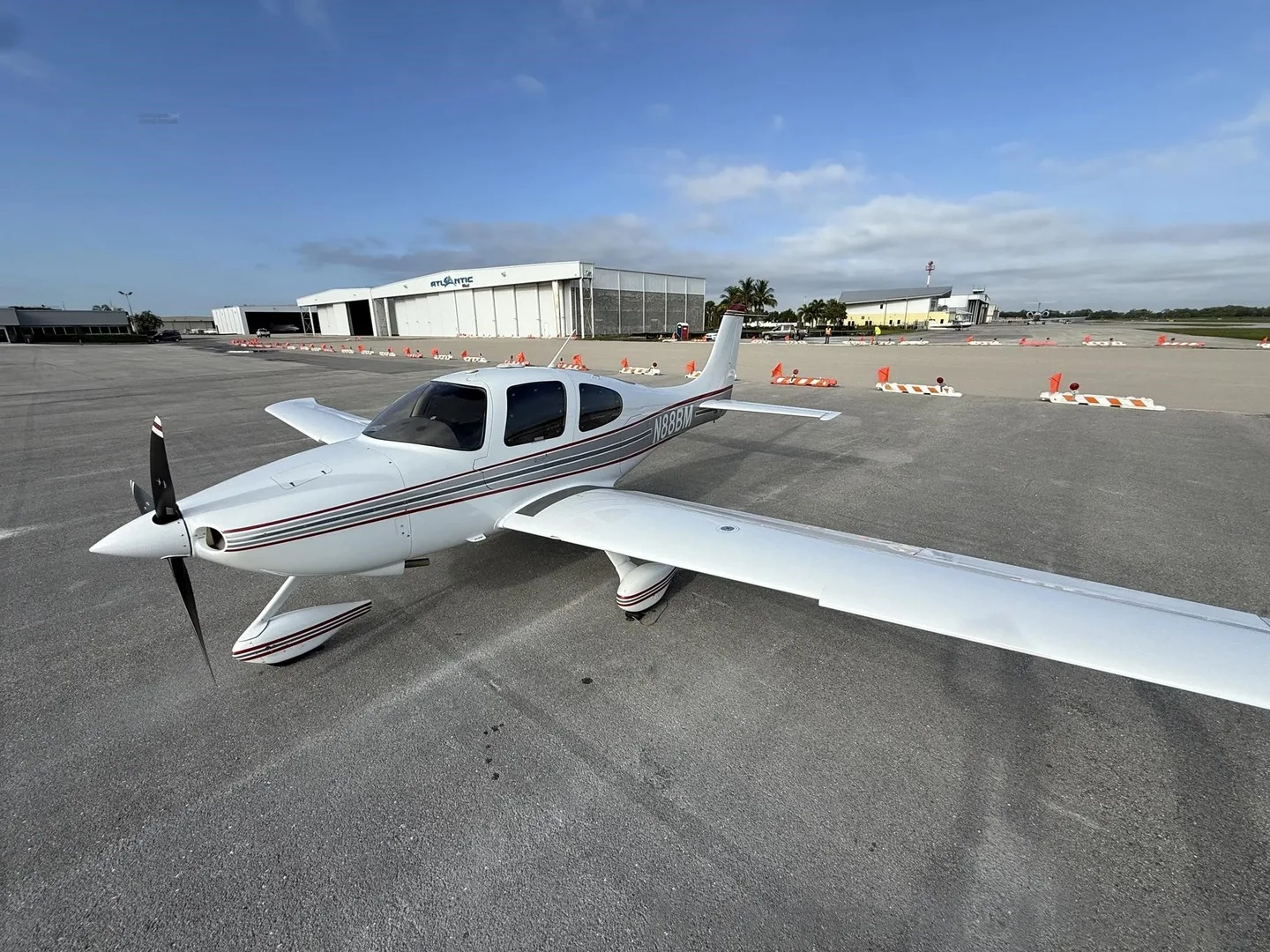 Exterior view of a 2004 Cirrus SR22 G2.
