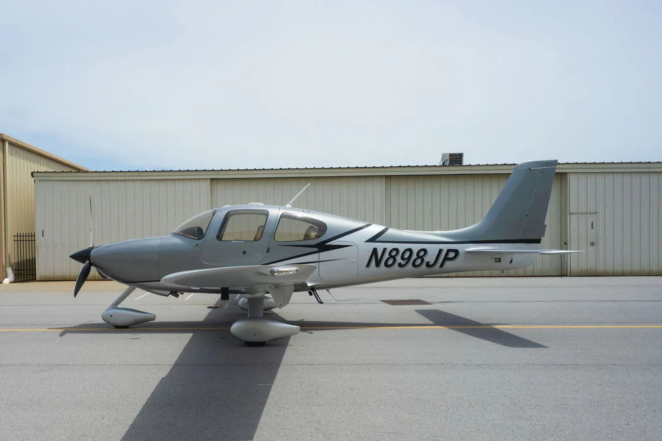 Exterior view of a 2005 Cirrus SR22-G2, N898JP.