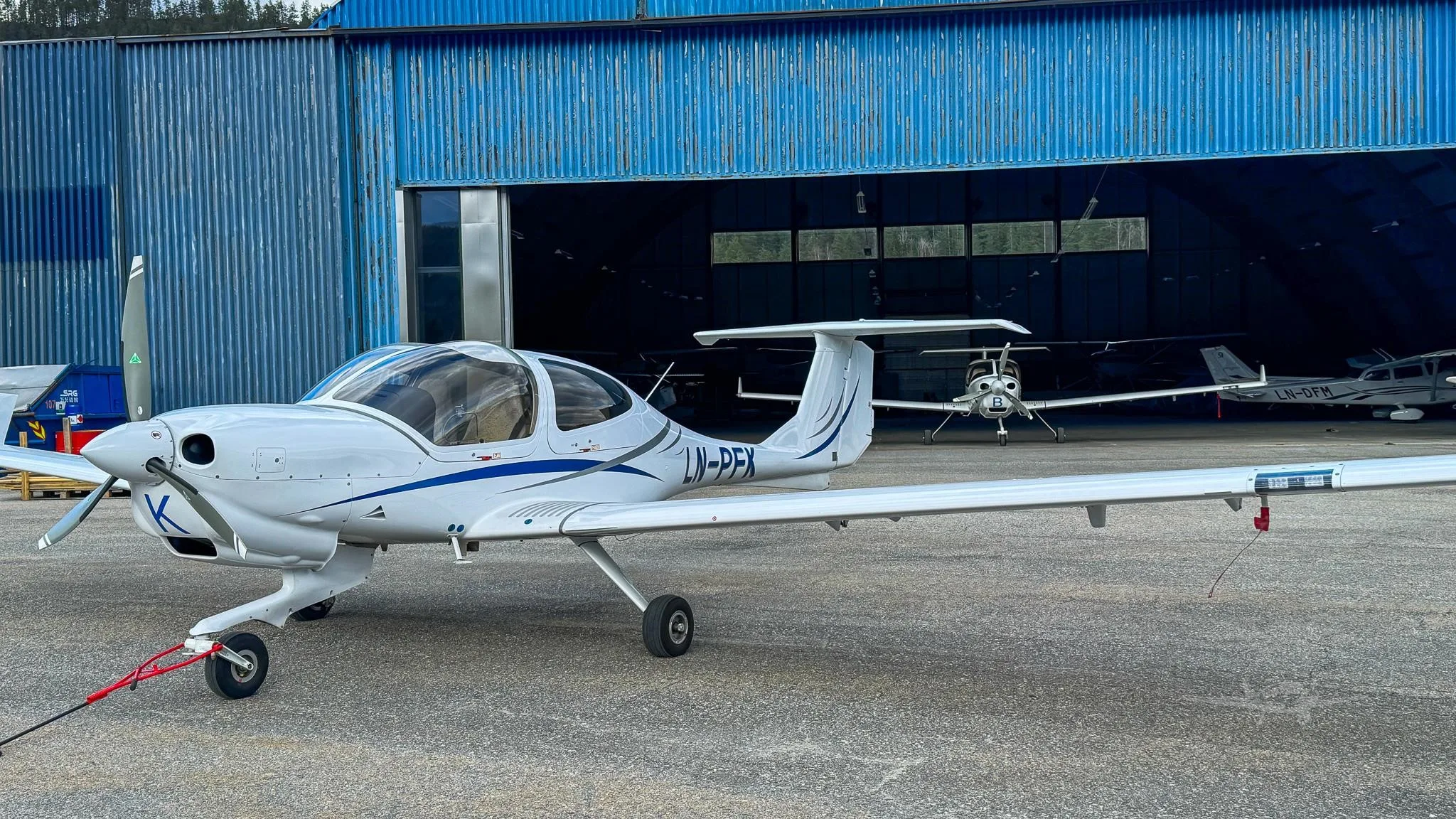 Exterior view of a 2019 DIAMOND DA40 NG, LN-PFK.