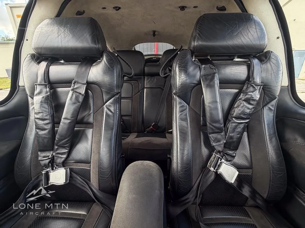 Cabin interior of a 2021 CIRRUS SR22-G6.