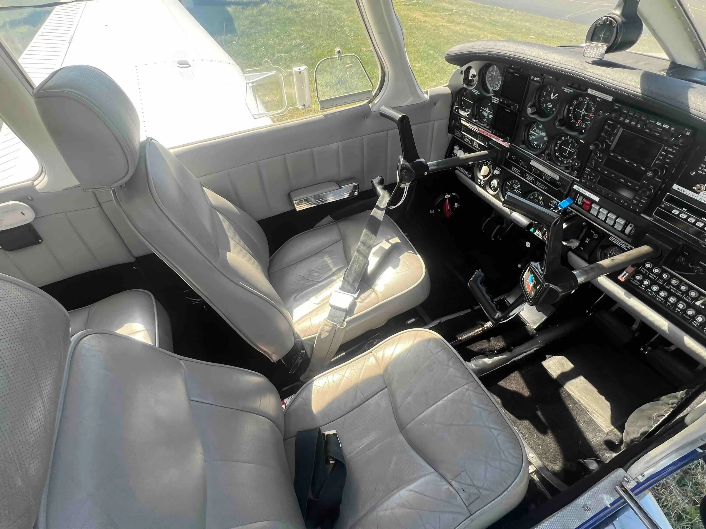 Cockpit and instrument panel of a 1979 Piper PA-28RT-201 Arrow IV.