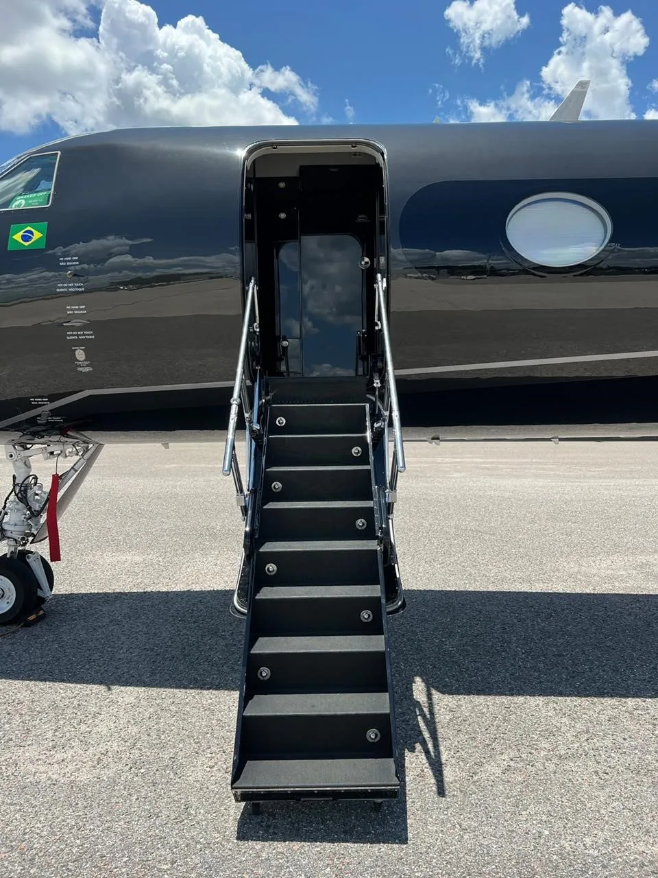 Exterior view of a 2010 GULFSTREAM G450.