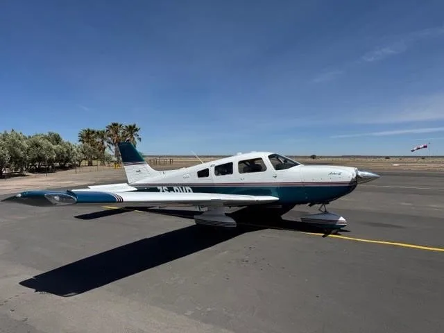 Exterior view of a 2000 PIPER ARCHER III.