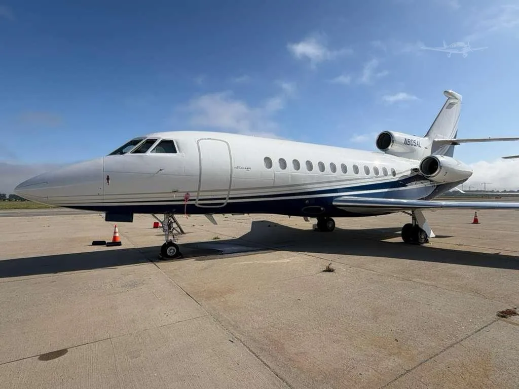 Exterior view of a DASSAULT FALCON 900B, N805AL.