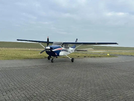 Exterior view of a 2011 Cessna 182T, D-ELGY.
