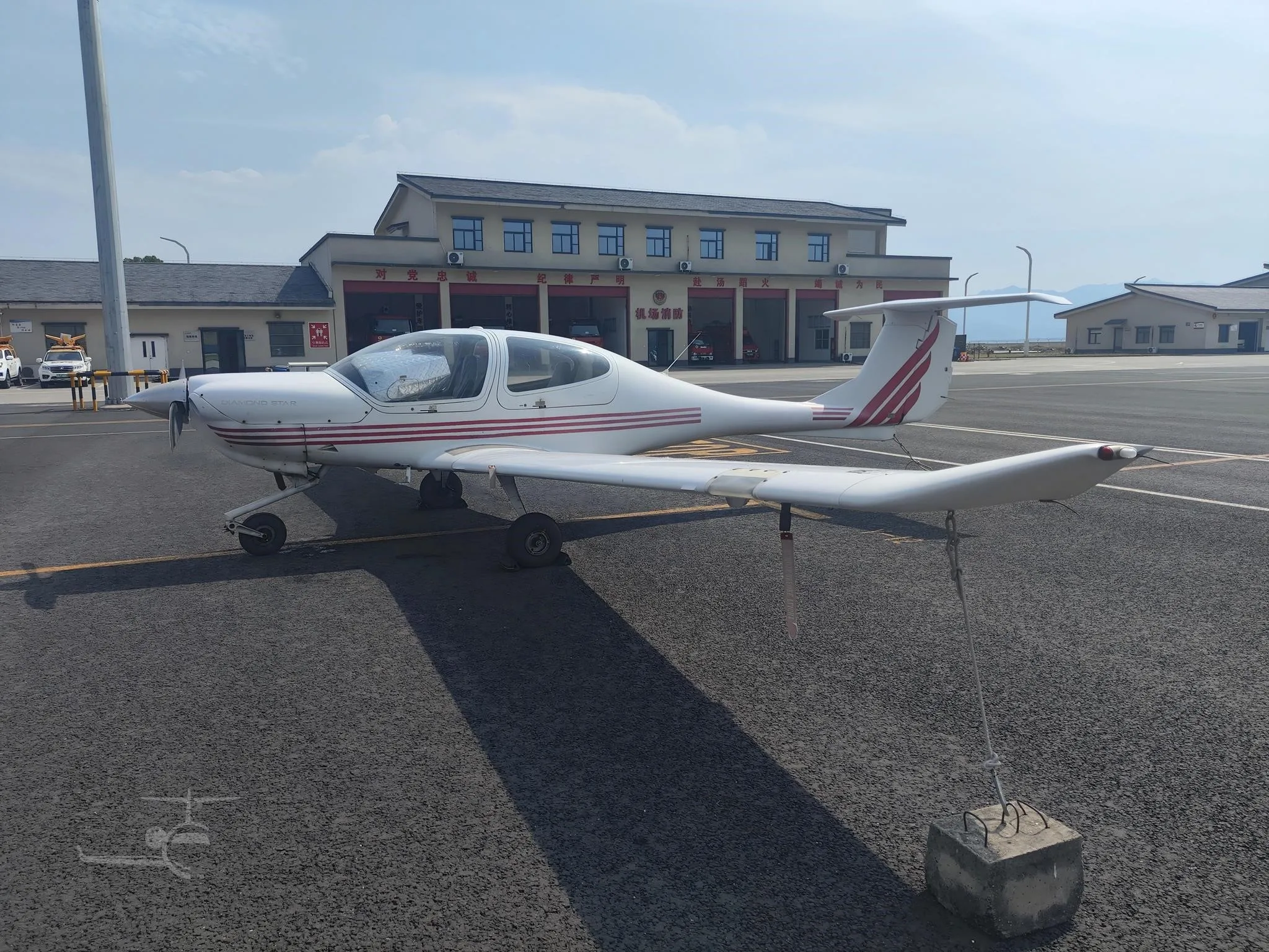 B-9135 - 2005 DIAMOND DA40 180 STAR