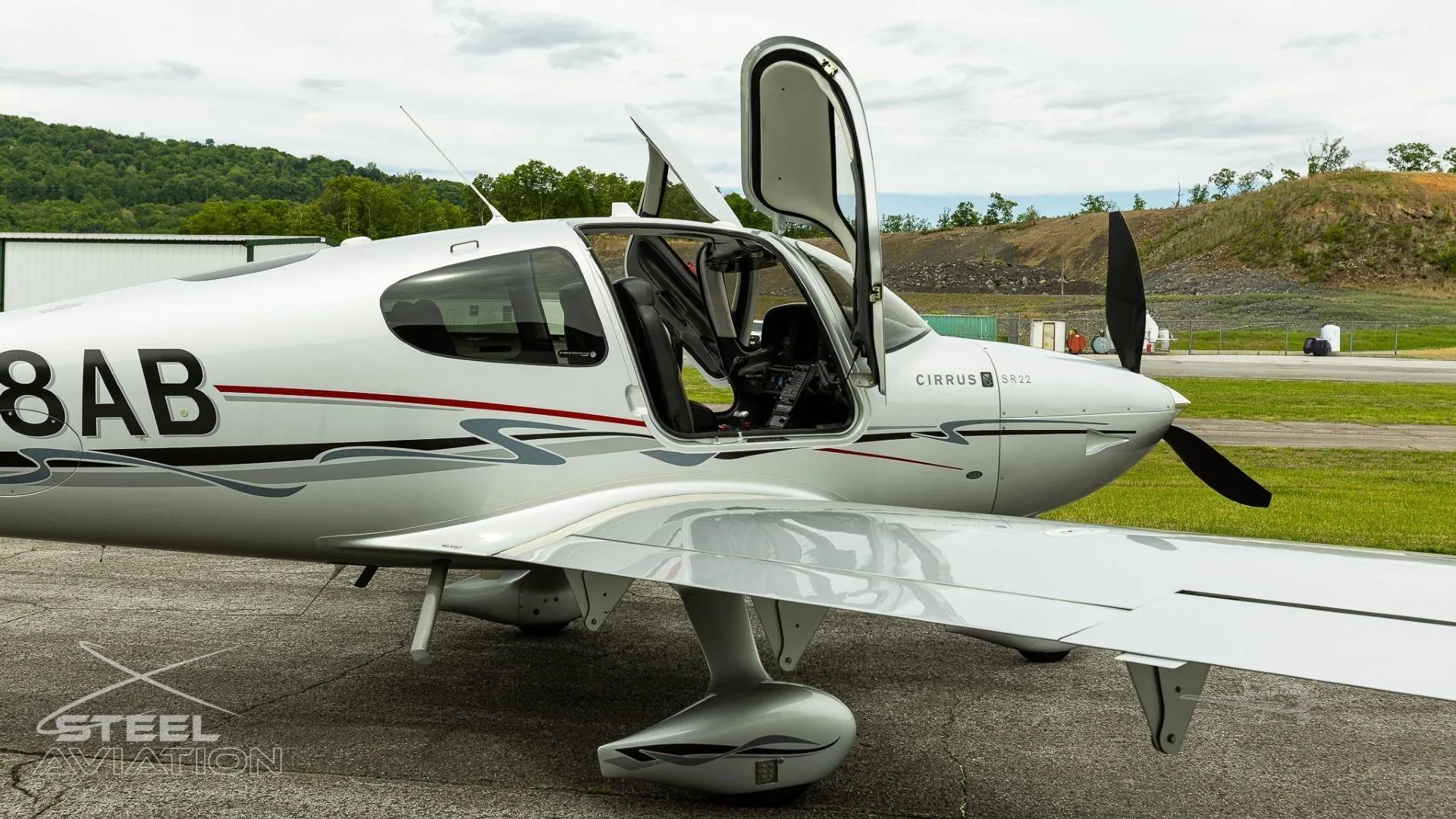 Exterior view of a 2010 CIRRUS SR22-G3, N618AB.