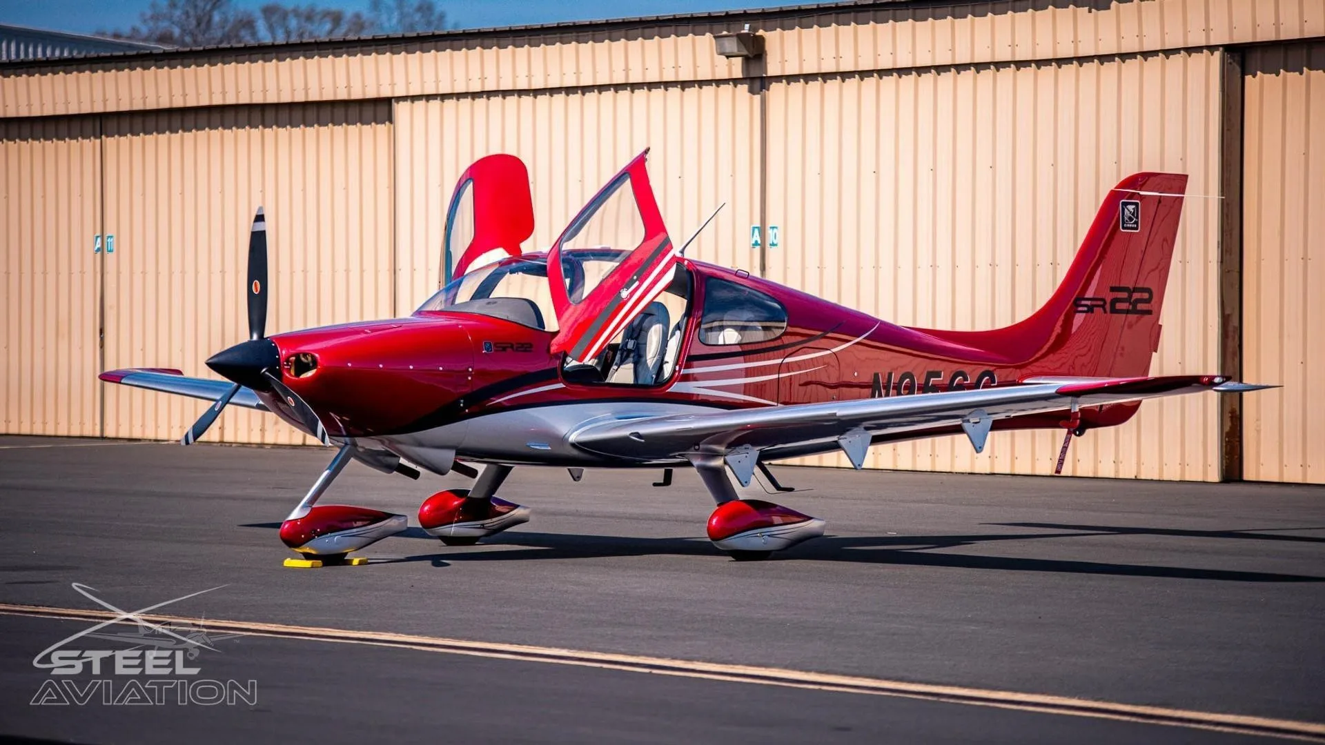 Exterior view of a 2002 CIRRUS SR22, N956C.