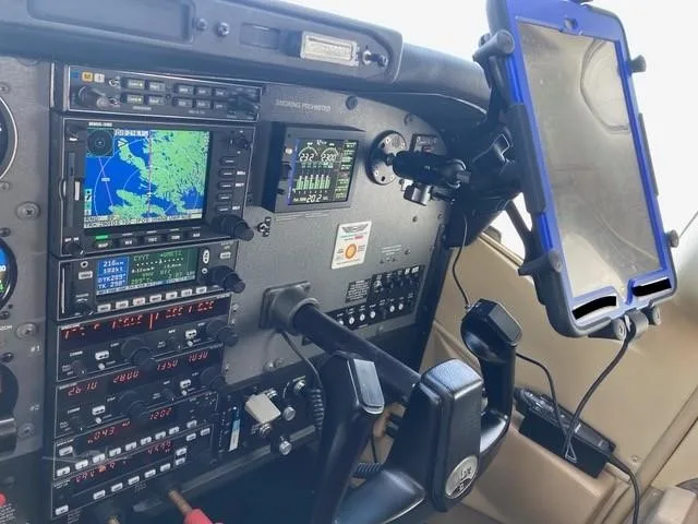 Avionics suite of a 2002 CESSNA 182T SKYLANE.