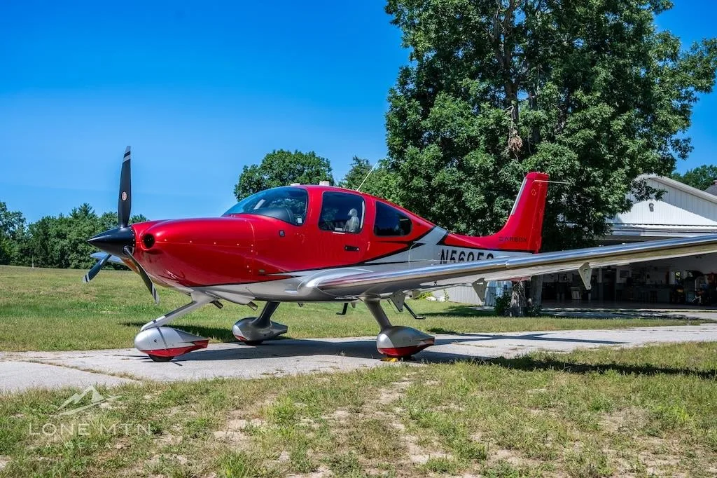 Exterior view of a 2023 CIRRUS SR22-G6, N5695S.