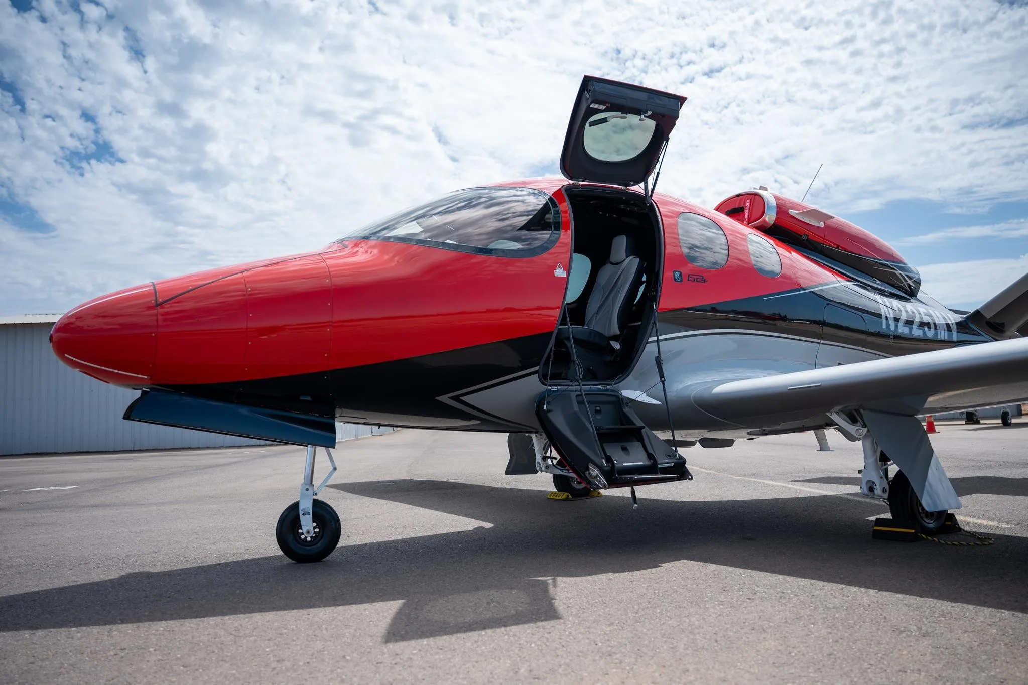 Exterior view of a 2013 Cirrus SR22-G5 Turbo, N784SE.