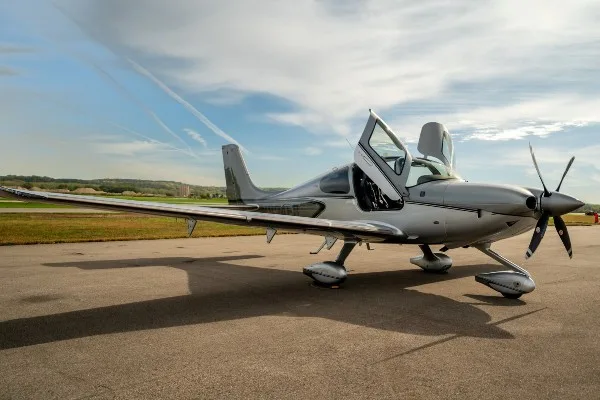 Exterior view of a 2023 Cirrus SR22T-G6, N824EB.