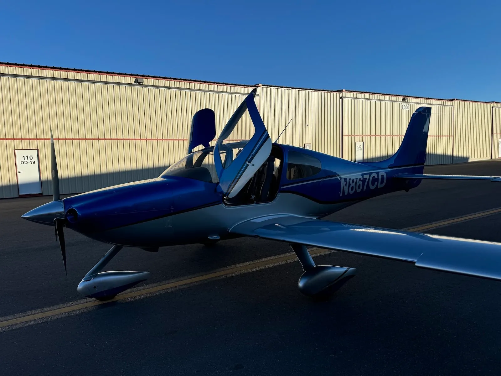 Exterior view of a 2002 Cirrus SR22, N867CD.