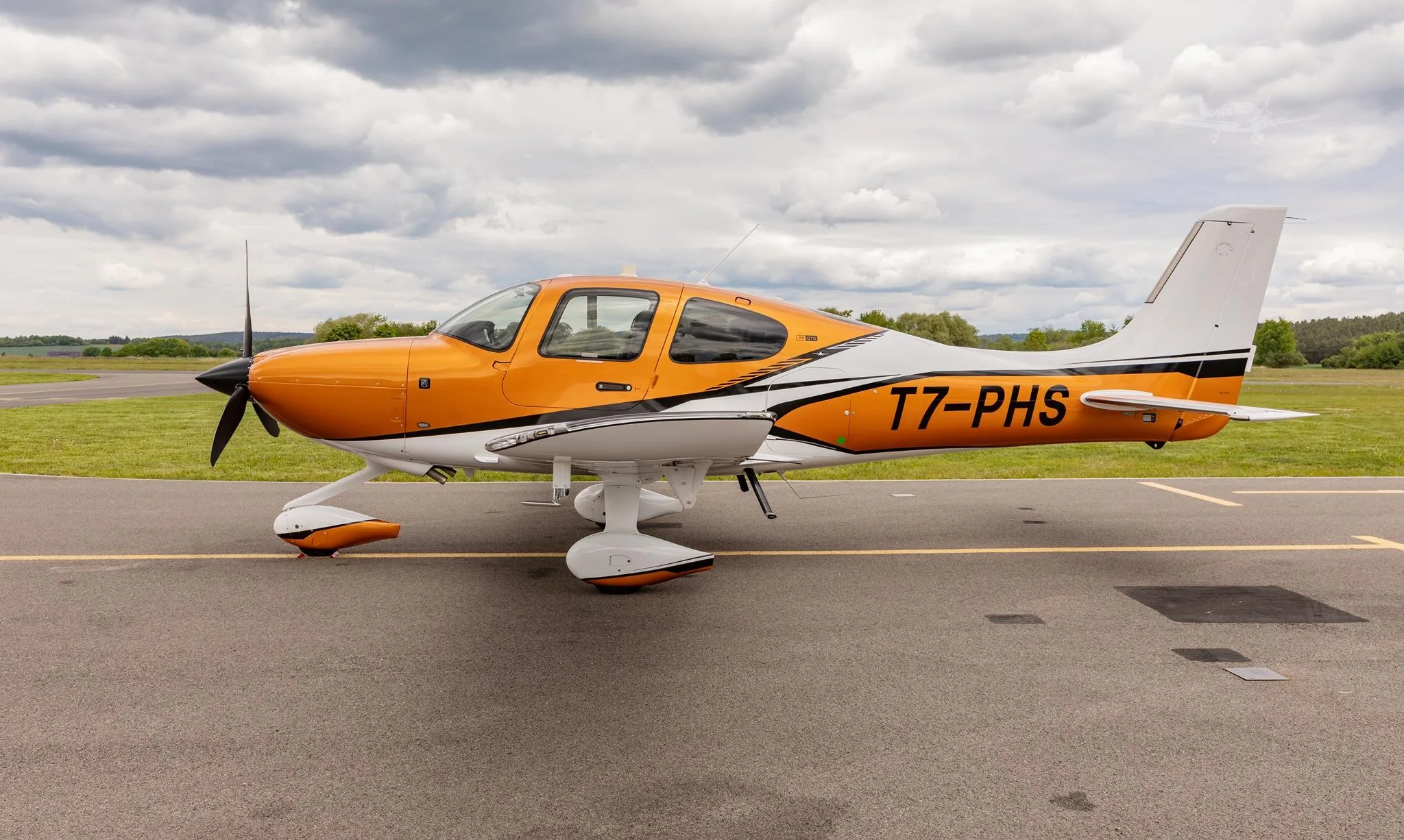 Exterior view of a 2024 CIRRUS SR22-G7, T7-PHS.