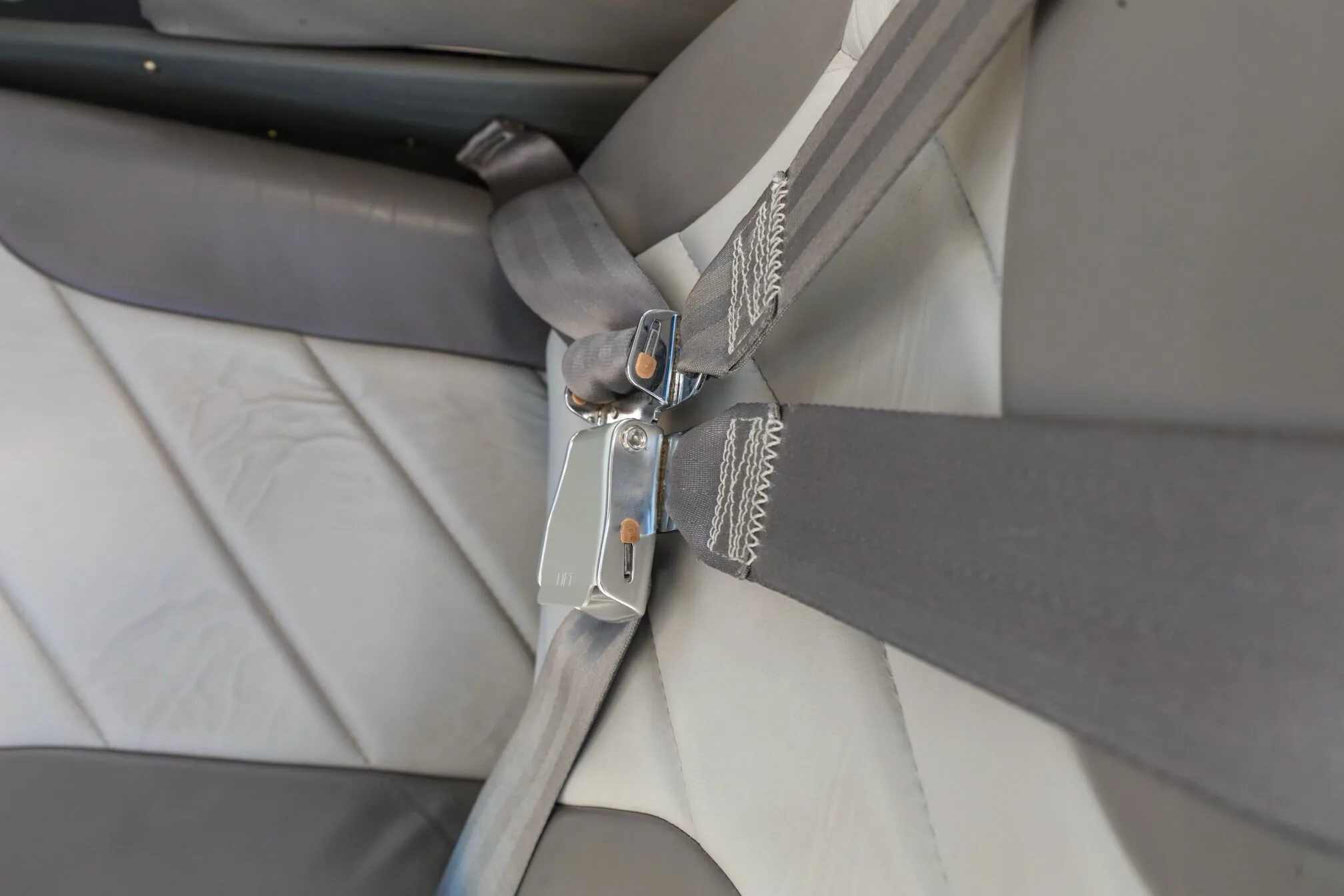Cabin interior of a Cirrus N501DF SR20-G1 - Aerista.