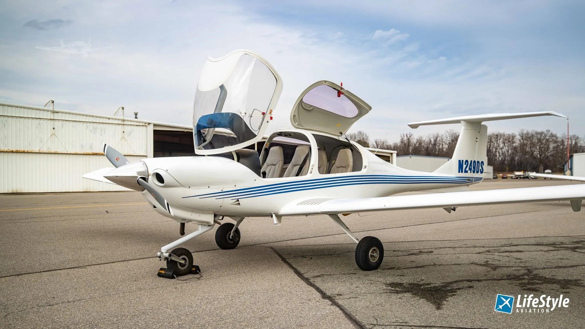 Exterior view of a 2002 DIAMOND DA40, N249DS.