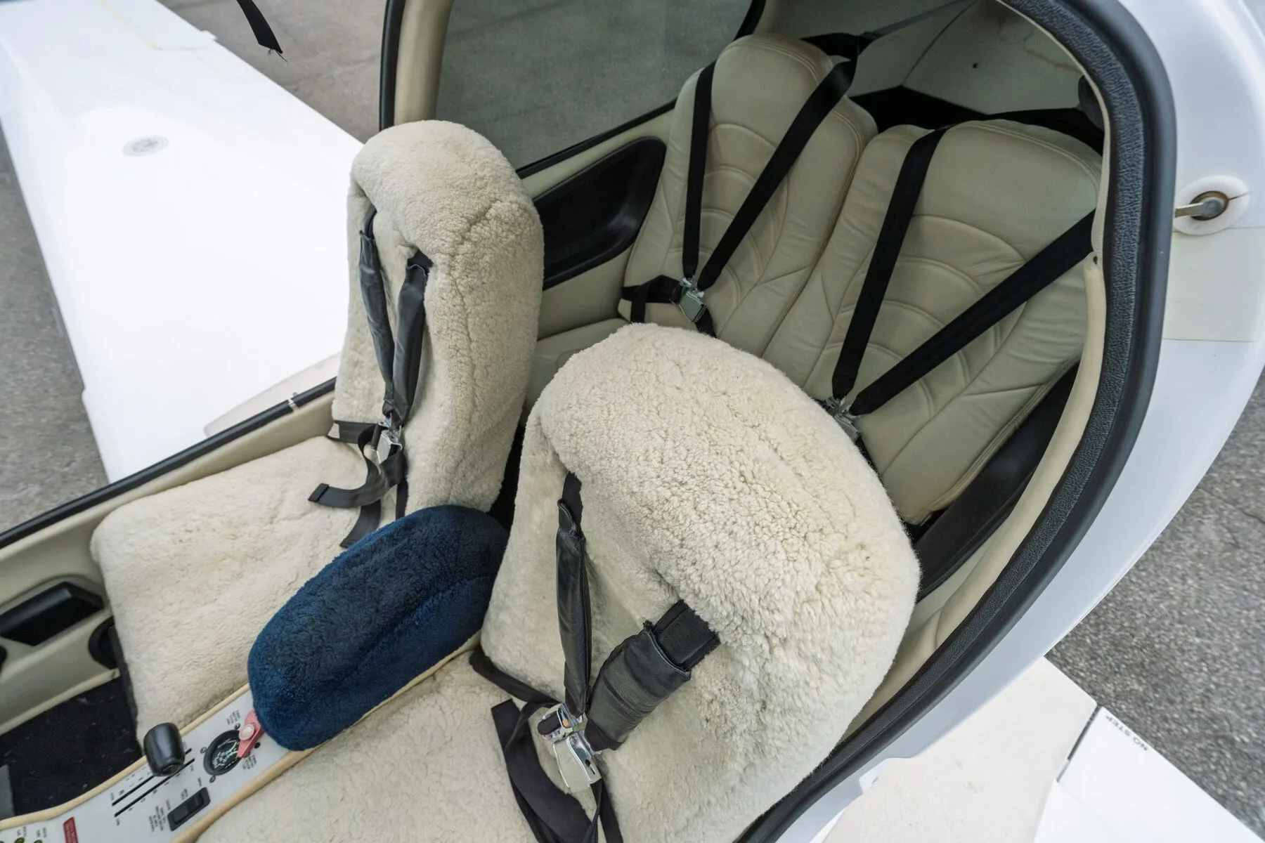 Exterior view of a 2006 Cirrus SR22-G2 GTS, N2622P.